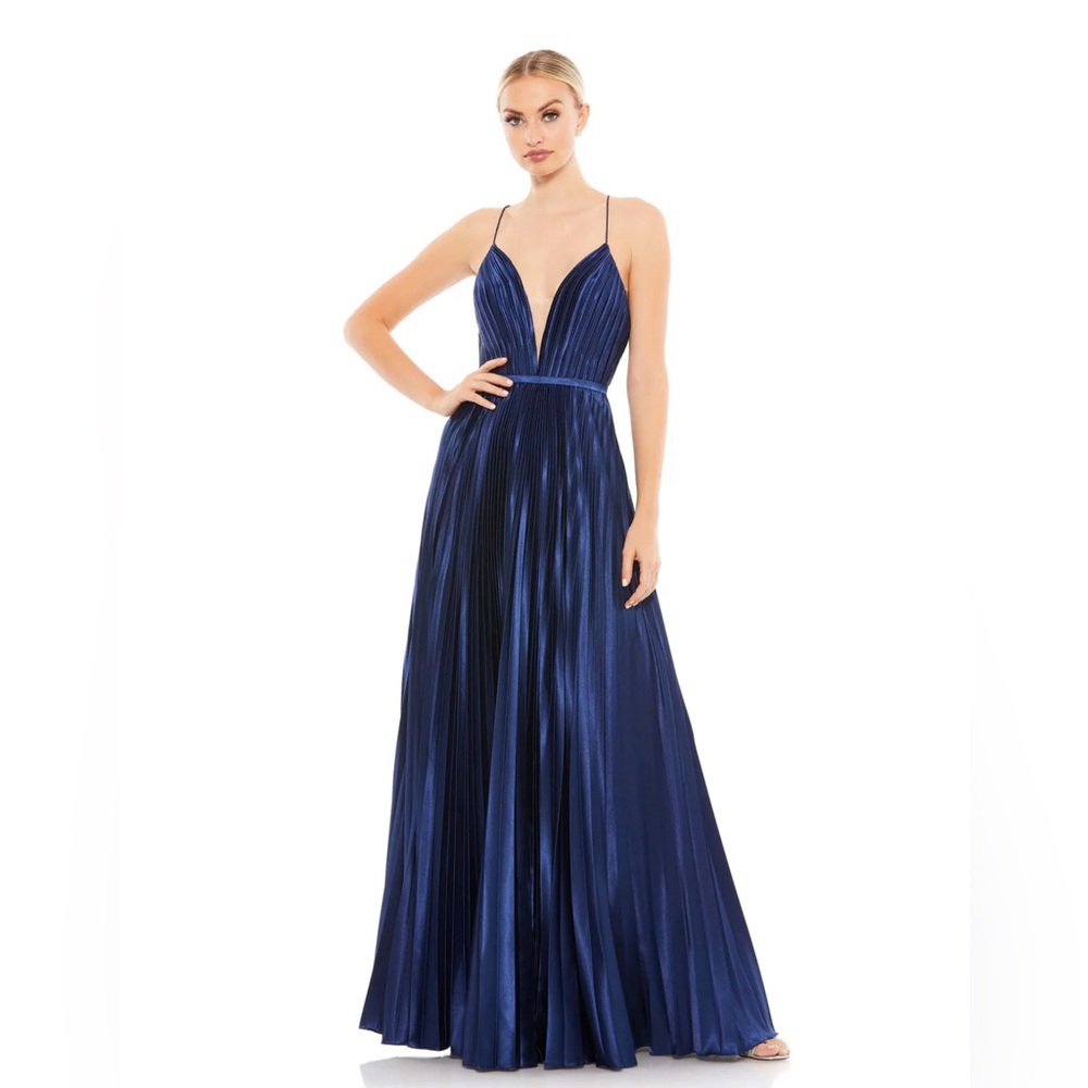 MAC DUGGAL 49039 DRESS
Plunging Accordion Pleat Gown